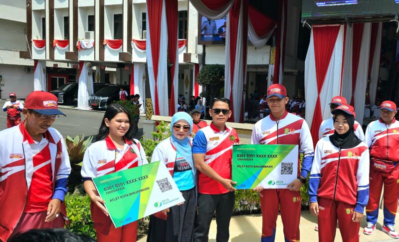 Foto : Acara pelepasan dengan penyerahan bendera KONI dari Walikota kepada Ketua KONI Banjarmasin, H. Hermansyah dan langsung disaksikan oleh para pelatih, perwakilan atlet, jajaran pengurus KONI serta unsur Forkopimda Kota Banjarmasin