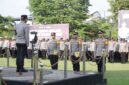 Foto : Kapolres Banjar, AKBP Dr. Fadli, memimpin apel pengukuhan sekaligus pemasangan ban lengan bagi tiga Perwira Samapta (Pamapta) di Lapangan Apel Mapolres Banjar