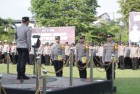 Foto : Kapolres Banjar, AKBP Dr. Fadli, memimpin apel pengukuhan sekaligus pemasangan ban lengan bagi tiga Perwira Samapta (Pamapta) di Lapangan Apel Mapolres Banjar
