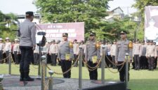 Foto : Kapolres Banjar, AKBP Dr. Fadli, memimpin apel pengukuhan sekaligus pemasangan ban lengan bagi tiga Perwira Samapta (Pamapta) di Lapangan Apel Mapolres Banjar