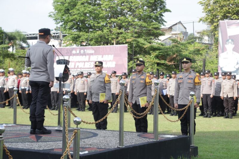 Foto : Kapolres Banjar, AKBP Dr. Fadli, memimpin apel pengukuhan sekaligus pemasangan ban lengan bagi tiga Perwira Samapta (Pamapta) di Lapangan Apel Mapolres Banjar