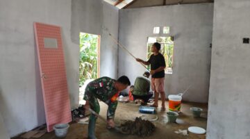 Foto : Para prajurit melaksanakan pengecatan pada bagian dalam Rumah Tidak Layak Huni (RTLH) yang menjadi salah satu sasaran pembangunan