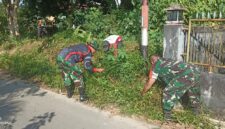 Foto : Kegiatan karya bakti pembersihan rumput liar di sepanjang Jalan Petani, Kecamatan Singkawang Selatan