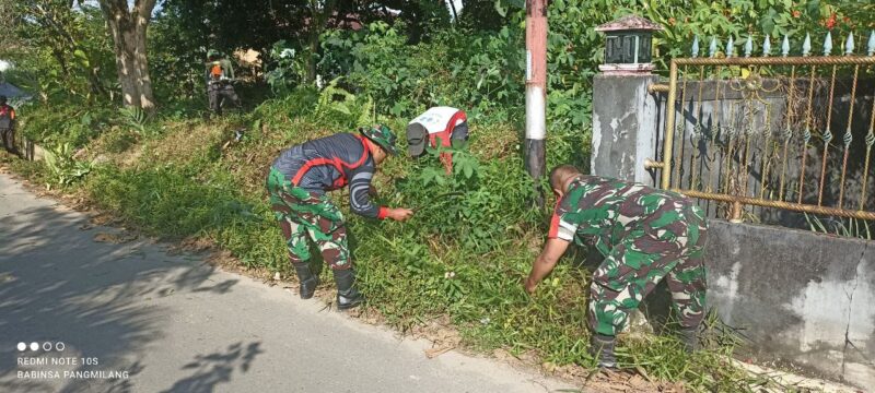 Foto : Kegiatan karya bakti pembersihan rumput liar di sepanjang Jalan Petani, Kecamatan Singkawang Selatan
