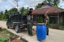 Foto : Para prajurit bersama warga setempat bergotong royong mengangkut keramik yang akan digunakan untuk pembangunan MCK Rumah Tidak Layak Huni (RTLH)