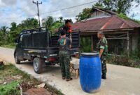 Foto : Para prajurit bersama warga setempat bergotong royong mengangkut keramik yang akan digunakan untuk pembangunan MCK Rumah Tidak Layak Huni (RTLH)