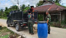 Foto : Para prajurit bersama warga setempat bergotong royong mengangkut keramik yang akan digunakan untuk pembangunan MCK Rumah Tidak Layak Huni (RTLH)