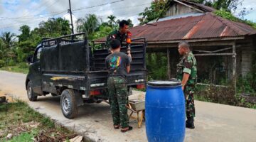 Foto : Para prajurit bersama warga setempat bergotong royong mengangkut keramik yang akan digunakan untuk pembangunan MCK Rumah Tidak Layak Huni (RTLH)