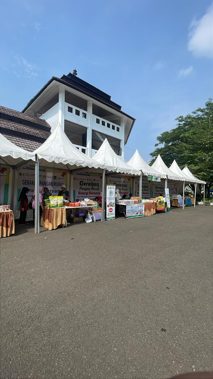 Foto : Gerakan pangan murah yang dilaksanakan, dalam rangka memperingati HUT Provinsi Banten ke 25 dan Sekaligus memperingati hari pangan sedunia yang ke 45, bertempat di Halaman Pancaniti Kawasan Pusat Pemerintahan Provinsi Banten (KP3B)