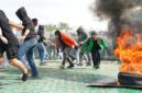 Foto : Latihan Uji Prosedur Tetap (Protap) Penanganan Huru-hara di Lapangan Tidyayu, Makodam XII/Tpr