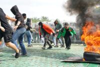 Foto : Latihan Uji Prosedur Tetap (Protap) Penanganan Huru-hara di Lapangan Tidyayu, Makodam XII/Tpr