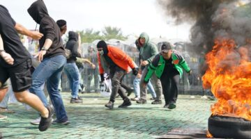 Foto : Latihan Uji Prosedur Tetap (Protap) Penanganan Huru-hara di Lapangan Tidyayu, Makodam XII/Tpr