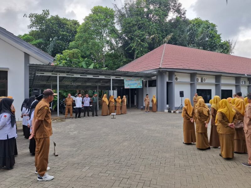 Foto : Danramil 1002-05/Pandawan Kapten Inf Fadilah bersama anggota Koramil ikuti apel gabungan Forkopimcam Pandawan yang dilaksanakan di halaman Kantor Kecamatan Pandawan
