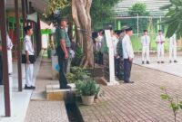 Foto : Plh. Danramil 1002-04/Labuan Amas Selatan Peltu Adei Riyanto menjadi pembina upacara bendera merah putih di Madrasah Aliyah Negeri 4 Hulu Sungai Tengah