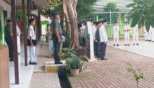 Foto : Plh. Danramil 1002-04/Labuan Amas Selatan Peltu Adei Riyanto menjadi pembina upacara bendera merah putih di Madrasah Aliyah Negeri 4 Hulu Sungai Tengah