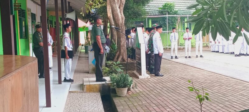 Foto : Plh. Danramil 1002-04/Labuan Amas Selatan Peltu Adei Riyanto menjadi pembina upacara bendera merah putih di Madrasah Aliyah Negeri 4 Hulu Sungai Tengah