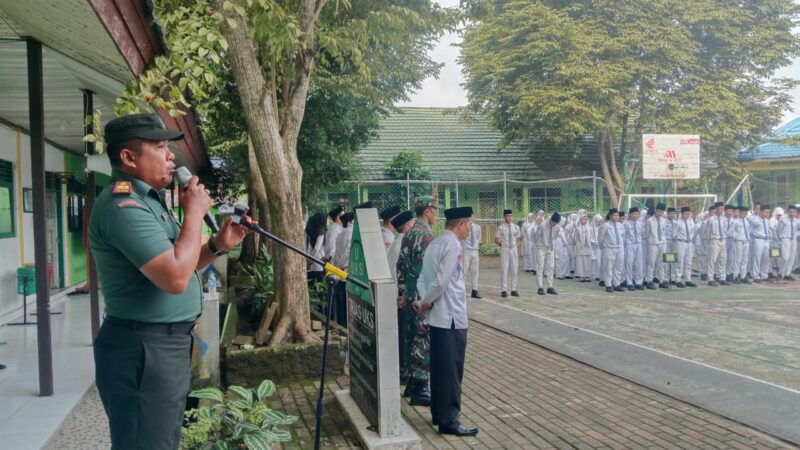 Foto : Plh. Danramil 1002-04/Labuan Amas Selatan menjadi pembina upacara bendera merah putih di Madrasah Aliyah Negeri (MAN) 4 HST