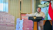 Foto : Presiden Prabowo Subianto menyaksikan secara langsung penyerahan uang pengganti kerugian negara sebesar Rp13,25 triliun dalam perkara tindak pidana korupsi pemberian fasilitas ekspor crude palm oil (CPO)