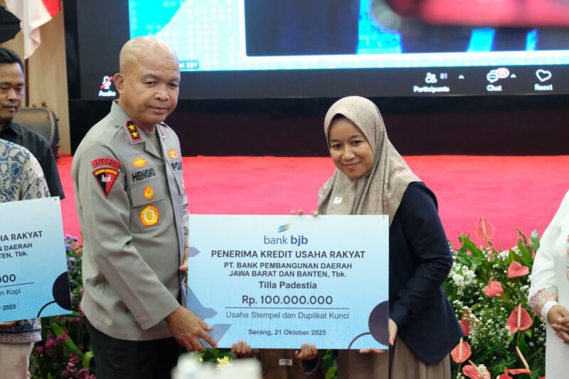 Foto : Kapolda Banten Irjen Pol Hengki menghadiri kegiatan Akad Massal Kredit Usaha Rakyat (KUR) yang diselenggarakan di pendopo Gubernur Banten