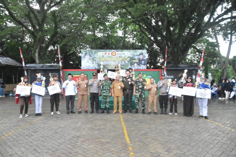 Foto : Acara penutupan Lomba Peraturan Baris-Berbaris (PBB) Piala Bupati Cup dalam rangka memperingati Hari Ulang Tahun (HUT) ke-80 Tentara Nasional Indonesia (TNI) yang berlangsung di Lapangan Makodim 1002/HST