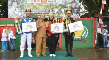 Foto : Bupati HST Melalui Asisten I Bidang Pemerintahan dan Kesejahteraan Rakyat (Kesra) Sekretariat Daerah HST, Ainur Rafiq, secara resmi menutup kegiatan Lomba Peraturan Baris-Berbaris (PBB) Piala Bupati Cup