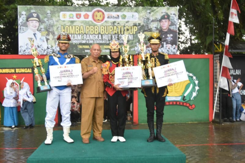Foto : Bupati HST Melalui Asisten I Bidang Pemerintahan dan Kesejahteraan Rakyat (Kesra) Sekretariat Daerah HST, Ainur Rafiq, secara resmi menutup kegiatan Lomba Peraturan Baris-Berbaris (PBB) Piala Bupati Cup