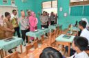 Foto : SPPG Polda Kalimantan Selatan membagikan 985 paket makanan bergizi gratis kepada siswa-siswi SMP Negeri 5 Banjarbaru
