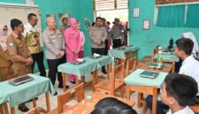 Foto : SPPG Polda Kalimantan Selatan membagikan 985 paket makanan bergizi gratis kepada siswa-siswi SMP Negeri 5 Banjarbaru