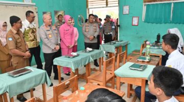 Foto : SPPG Polda Kalimantan Selatan membagikan 985 paket makanan bergizi gratis kepada siswa-siswi SMP Negeri 5 Banjarbaru