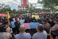 Foto : BPM Kalimantan Barat menggelar aksi unjuk rasa di Polda Kalbar dan Kejaksaan Tinggi Kalbar terkait penanganan dugaan peredaran oli palsu