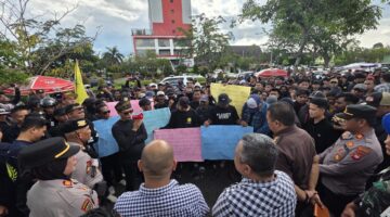 Foto : BPM Kalimantan Barat menggelar aksi unjuk rasa di Polda Kalbar dan Kejaksaan Tinggi Kalbar terkait penanganan dugaan peredaran oli palsu