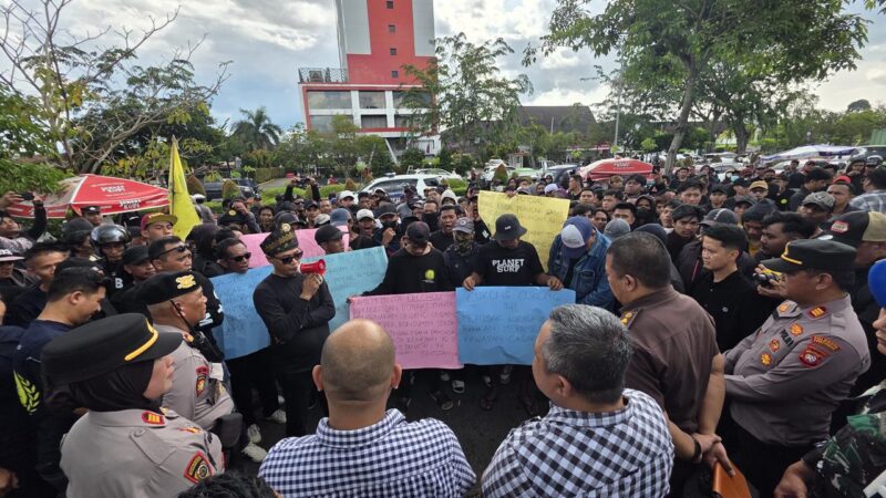 Foto : BPM Kalimantan Barat menggelar aksi unjuk rasa di Polda Kalbar dan Kejaksaan Tinggi Kalbar terkait penanganan dugaan peredaran oli palsu