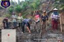 Foto : Personil Polsubsektor Jelimpo Polsek Ngabang lakukan penanam jagung jenis Syngenta Naga di lahan milik Bumdes di Desa Temahar