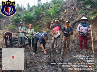 Foto : Personil Polsubsektor Jelimpo Polsek Ngabang lakukan penanam jagung jenis Syngenta Naga di lahan milik Bumdes di Desa Temahar