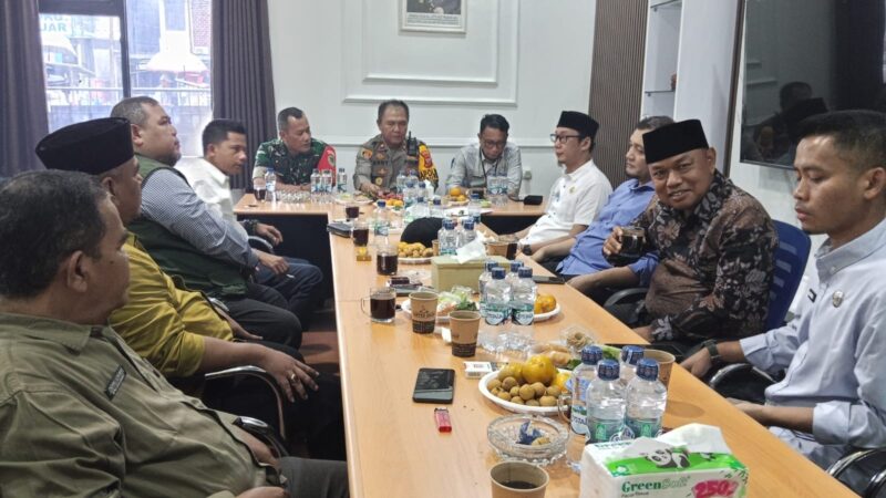 Foto : kegiatan Rapat Koordinasi bersama 12 Kepala Desa dan Forkopimcam Citeureup tentang Kesiapan melaksanakan Kegiatan Ketahanan Pangan di ruangan kerja Kapolsek Citeureup