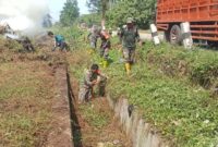 Foto : Kegiatan Karya Bakti Program Padat Karya Tunai Desa (PKTD) bersama warga masyarakat di Desa Kapar