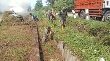 Foto : Kegiatan Karya Bakti Program Padat Karya Tunai Desa (PKTD) bersama warga masyarakat di Desa Kapar