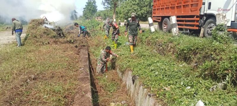 Foto : Kegiatan Karya Bakti Program Padat Karya Tunai Desa (PKTD) bersama warga masyarakat di Desa Kapar