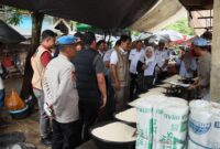 Foto : Kegiatan Monitoring dan Evaluasi Pengendalian Harga Beras di Pasar Los Batu Kec. Kandangan Kab. Hulu Sungai Selatan oleh Bapanas dan Satgas Pangan Polri