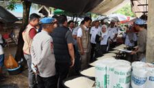 Foto : Kegiatan Monitoring dan Evaluasi Pengendalian Harga Beras di Pasar Los Batu Kec. Kandangan Kab. Hulu Sungai Selatan oleh Bapanas dan Satgas Pangan Polri