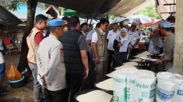Foto : Kegiatan Monitoring dan Evaluasi Pengendalian Harga Beras di Pasar Los Batu Kec. Kandangan Kab. Hulu Sungai Selatan oleh Bapanas dan Satgas Pangan Polri