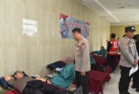 Foto : Kegiatan bakti sosial donor darah. Acara yang berlangsung penuh semangat ini diselenggarakan di Mapolda Kalsel