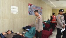 Foto : Kegiatan bakti sosial donor darah. Acara yang berlangsung penuh semangat ini diselenggarakan di Mapolda Kalsel