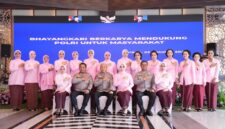Foto : Acara peringatan Hari Kesatuan Gerak Bhayangkari (HKGB) Ke-73 Tahun 2025, bertempat di Aula Gawe Kuta Baluwarti Polda Banten