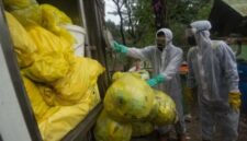 Foto : Tumpukan limbah medis yang di evakuasi oleh petugas 