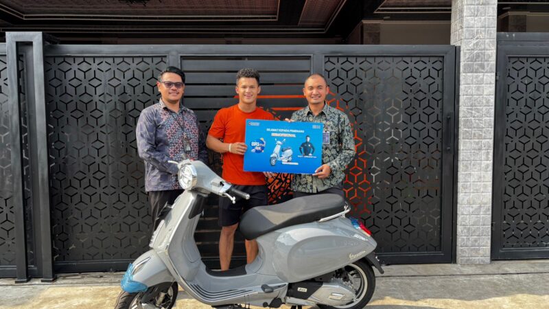 Foto : Branch Office Head BRI Serang, Tamrin Faizal Nender menyerahkan hadiah BRImo FSTVL kepada Rizky Juniansyah