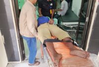 Foto : Wadir Samapta Polda Banten AKBP Iwan Muri menolong korban kecelakaan lalu lintas di Jl. Raya Tirtayasa No. 23, Kelurahan Ramanuju, Kecamatan Purwakarta, Kota Cilegon