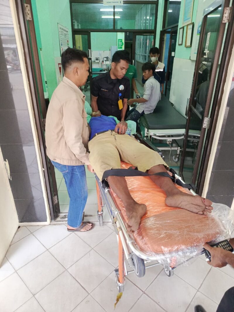 Foto : Wadir Samapta Polda Banten AKBP Iwan Muri menolong korban kecelakaan lalu lintas di Jl. Raya Tirtayasa No. 23, Kelurahan Ramanuju, Kecamatan Purwakarta, Kota Cilegon