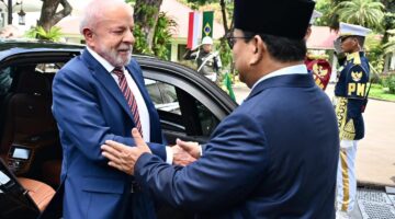 Foto : Presiden Prabowo Subianto sambut kedatangan Presiden Republik Federasi Brasil, Luiz Inácio Lula da Silva, dalam upacara kenegaraan di Istana Merdeka