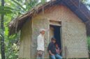 Foto : Rumah Ambu Kaminah (80), warga Desa Cikadongdong, Kecamatan Cikeusik, Kabupaten Pandeglang, Provinsi Banten